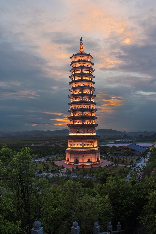 Tháp Báo Thiên cùng hệ thống cột đèn chiếu sáng