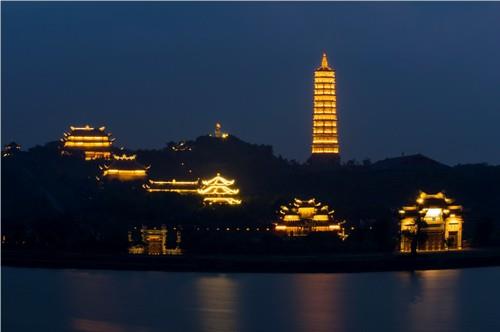 Chùa Bái Đính nhìn từ xa khi về đêm
