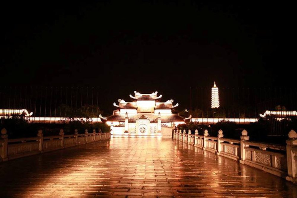 Hành lang chùa Bái Đính khi về đêm